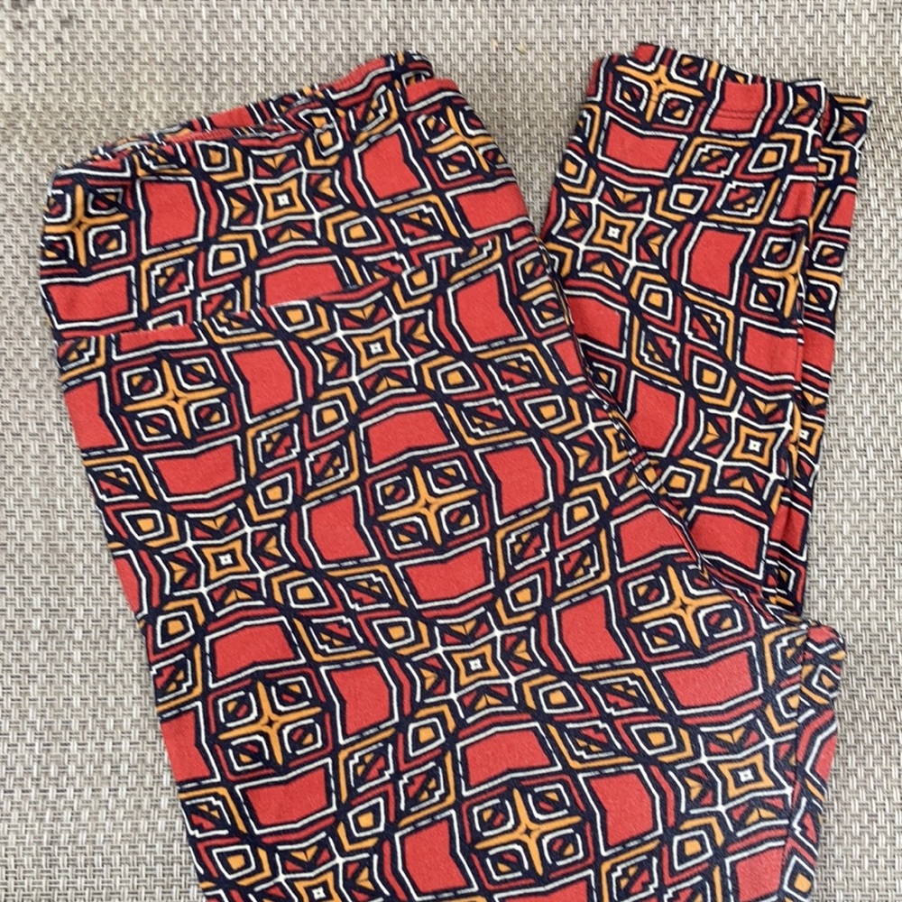 ⚜️LulaRoe TC Red and Gold Patterned Leggings!